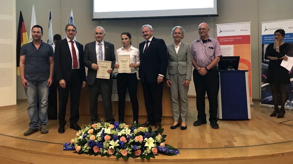 Erfreut zeigten sich Universitätspräsident Cohen (3.v.l.) und der Präsident der Fraunhofer-Gesellschaft Neugebauer (3.v.r.) mit ihren Mitarbeitern angesichts der neuen Zusammenarbeit. Auch die deutsche Botschafterin Wasum-Rainer (2.v.r.) war bei der Eröffnung anwesend.