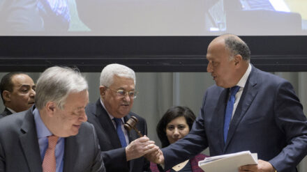PA-Präsident Abbas (M.) hält nichts von der Konferenz in Bahrain, welche die USA für ihren Friedensplan als Startpunkt auserkoren haben