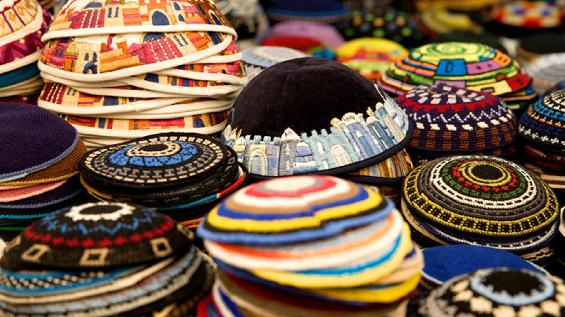 Mit der traditionellen jüdischen Kopfbedeckung, der Kippa, bekunden gläubige Männer ihre Zugehörigkeit zum Judentum