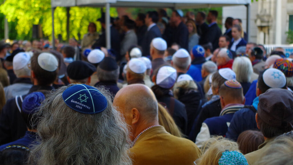 Menschen mit Kippa bei einer Kundgebung in Berlin