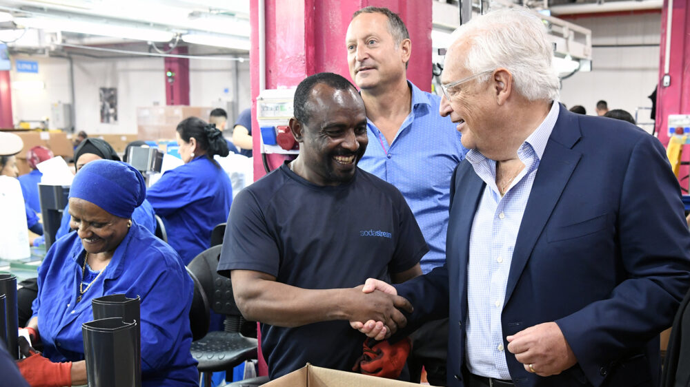 Zu Besuch im SodaStream-Werk: US-Botschafter David Friedman (rechts). Im Hintergrund Geschäftsführer Daniel Birnbaum (Archivbild)