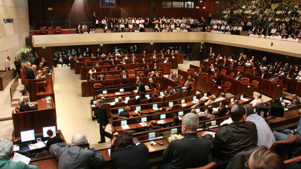 In der Knesset entscheidet sich heute, ob Premier Netanjahu eine Koalition bilden kann oder ob es Neuwahlen gibt (Archivbild)