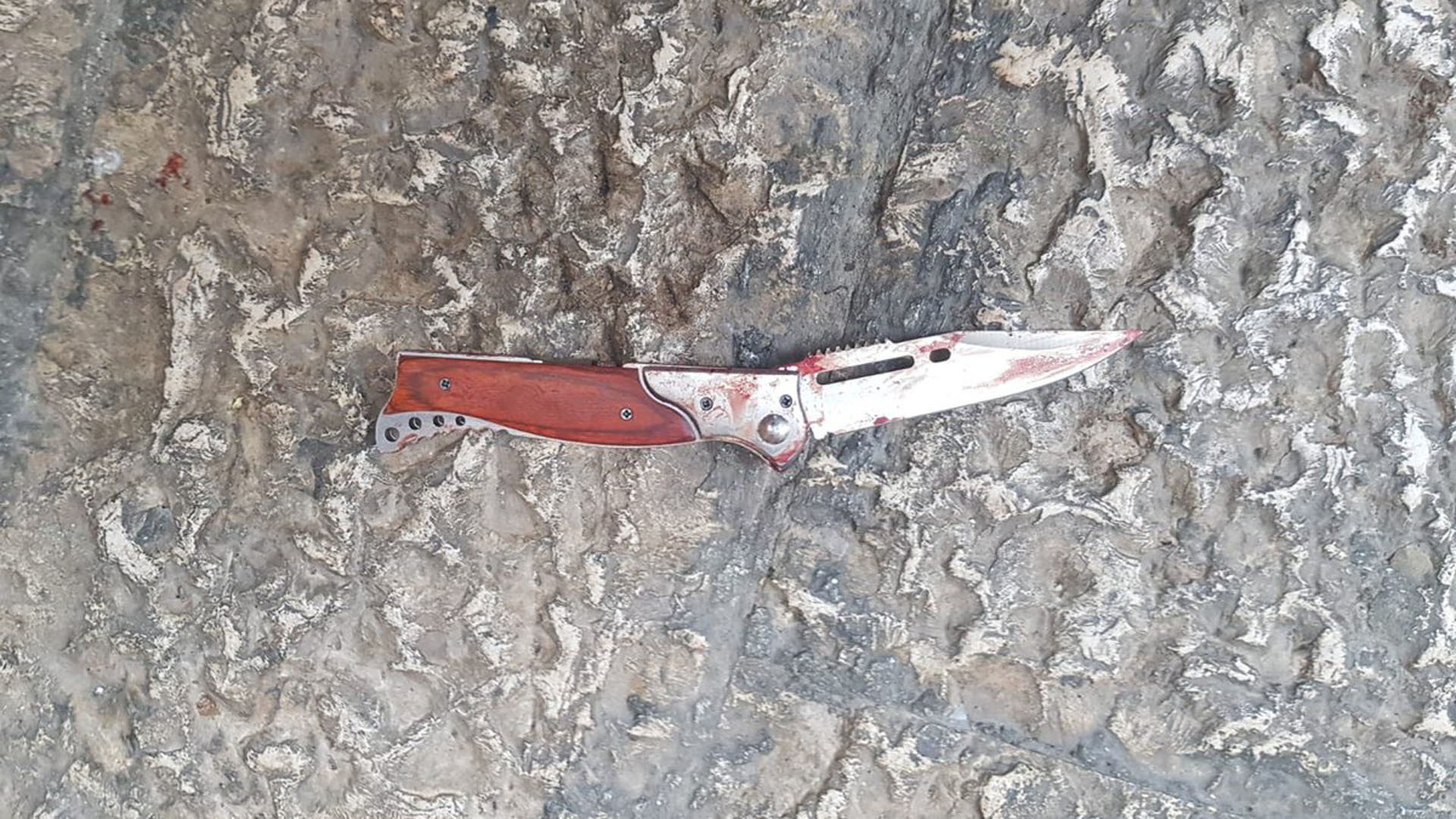 Mit diesem Messer hat der Attentäter laut Polizei auf zwei Israelis eingestochen