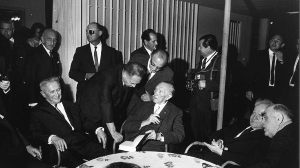 Bei seinem Staatsbesuch in Israel trifft der deutsche Bundeskanzler Adenauer (M.) 1966 in Tel Aviv den israelischen Premierminister Ben-Gurion (2.v.r.)