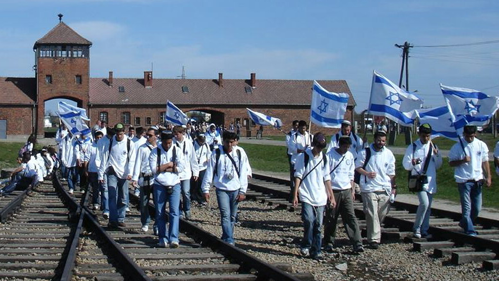 Israelische Jugendliche nach ihrem Besuch von Auschwitz-Birkenau im Jahr 2007