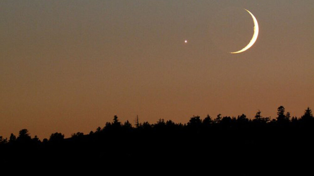 Nur wenn die religiösen Autoritäten am Abend des 29. Ramadan die Mondsichel erspähen, kann das Fest am nächsten Tag beginnen