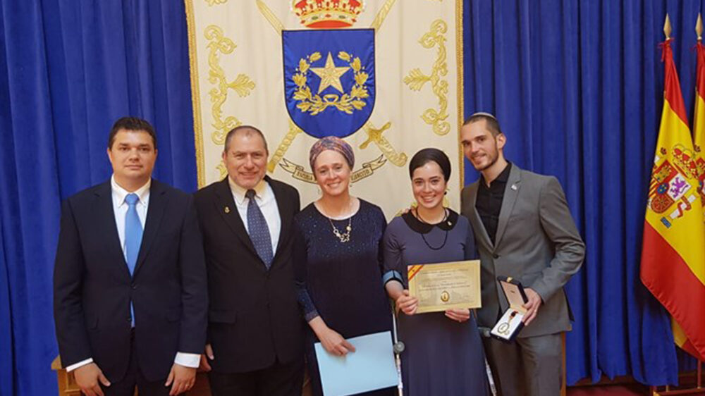 Schira und Amichai Isch-Ran halten die Urkunde und die Medaille der Ehrung in Madrid in ihren Händen