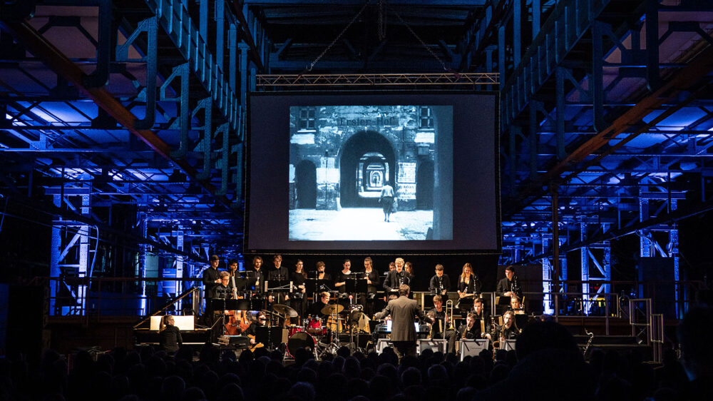 Das Bundesjazzorchester hat das Programm „Klingende Utopien“ bereits aufgeführt – wie hier in Dessau