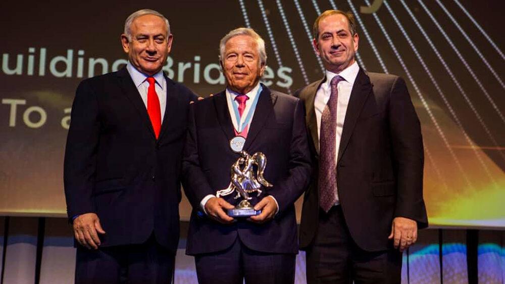 Freut sich über die Auszeichnung: Preisträger Kraft zwischen Netanjahu und Polovets (r.)