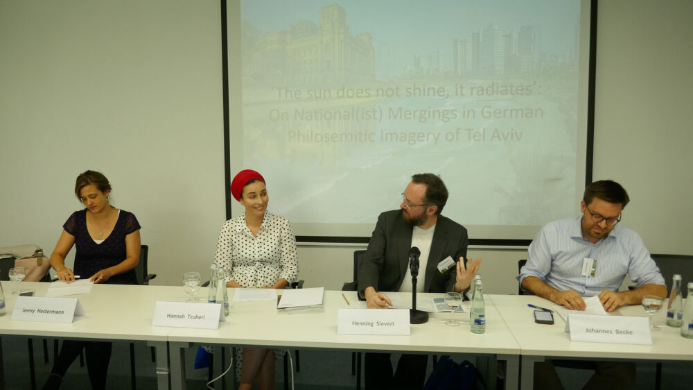 Befassten sich mit Israel-Studien und mit der deutschen Sicht auf Tel Aviv: (v.l.) Jenny Hestermann, Hanna Tzuberi, Moderator Henning Sievert und Johannes Becke