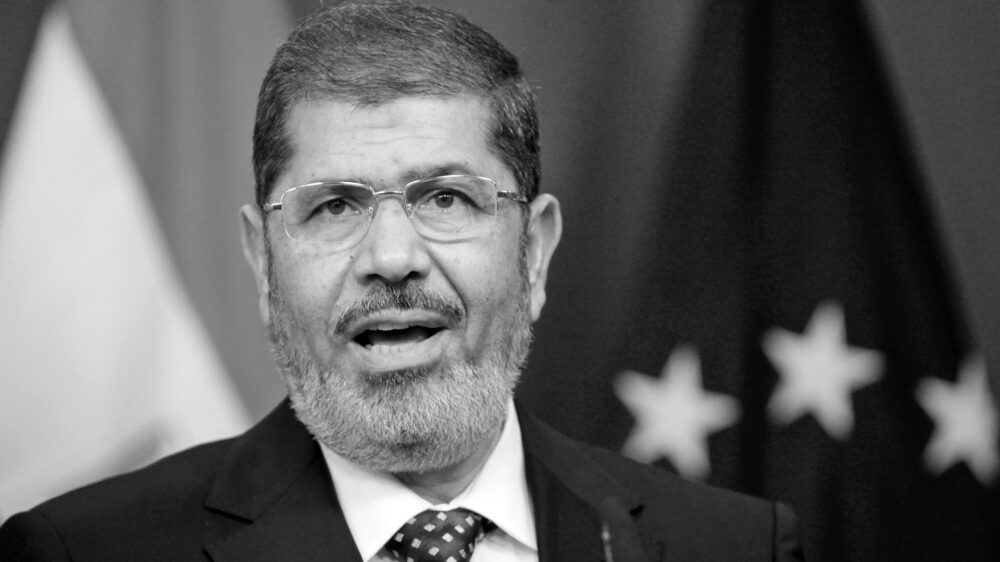 Mohammed Mursi war der erste frei gewählte Staatspräsident Ägyptens. Er brach am 17. Juni während einer gerichtlichen Anhörung bewusstlos zusammen und starb wenig später in einem Krankenhaus.