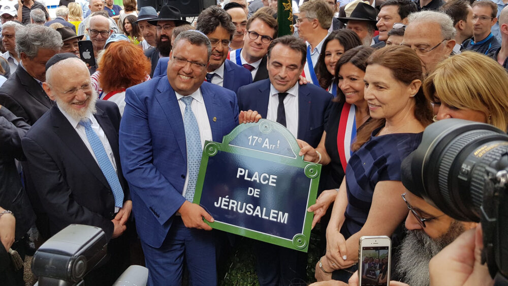 Jerusalems Bürgermeister Mosche Lion (in blauem Anzug) war bei der Eröffnung in Paris vor Ort. Neben ihm stehen den Präsident des Jüdischen Zentralkonsistoriums, Joël Mergui (M.), und Bürgermeisterin Anne Hidalgo.