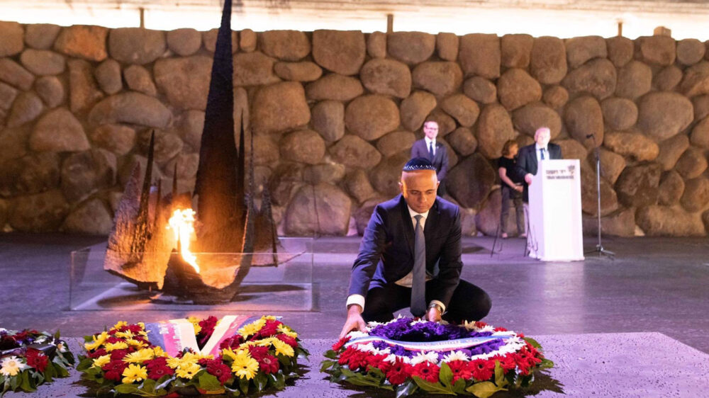 In Yad Vashem legte Javid einen Kranz nieder. Der Kranz links daneben stammt von der CDU-Chefin Kramp-Karrenbauer, die die Holocaust-Gedenkstätte am Montag besuchte.