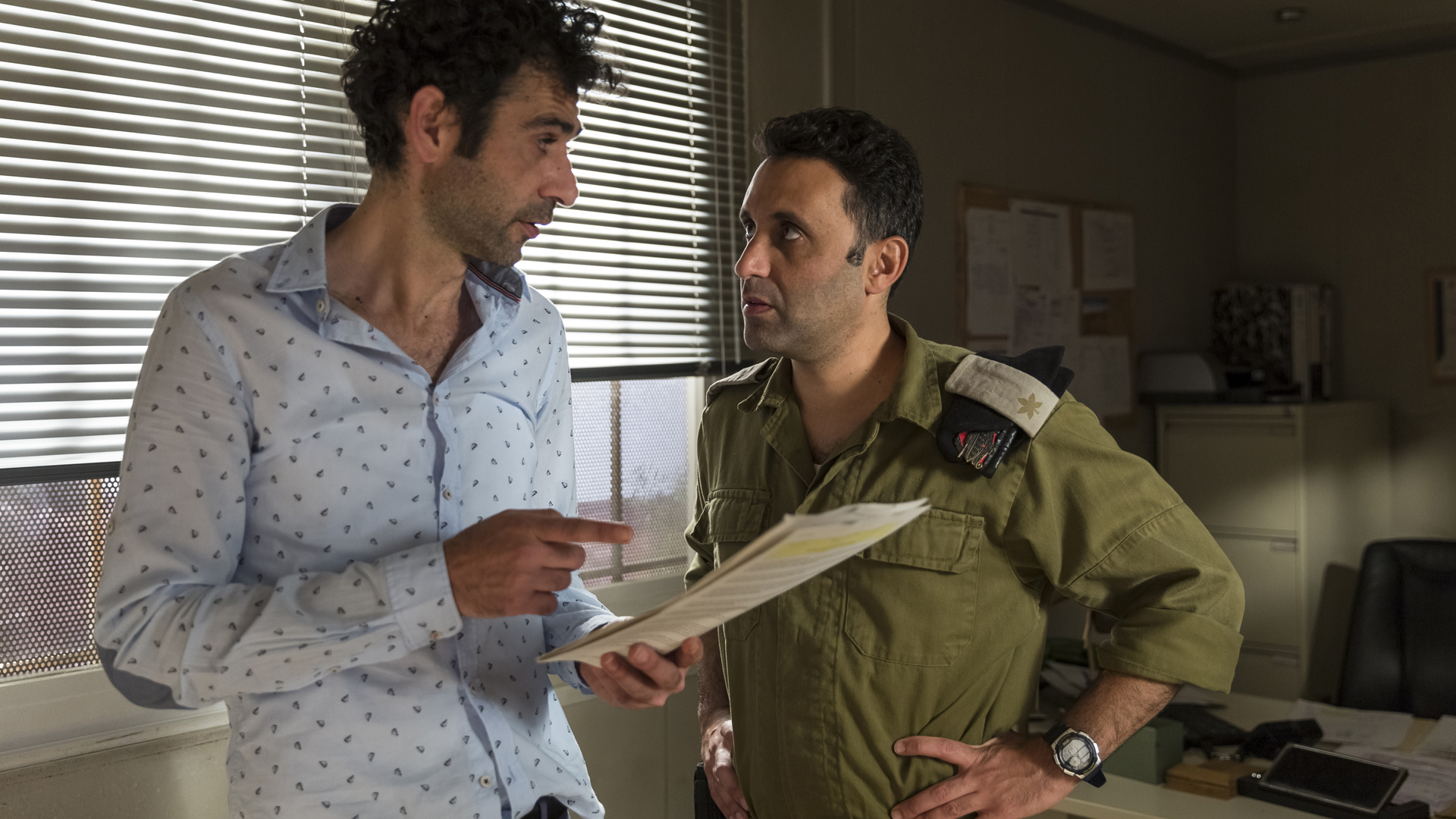 Drehbuchautor Salam (Kais Nashif) greift auf die Einfälle des israelischen Grenzoffiziers Assi (Yaniv Biton) zurück