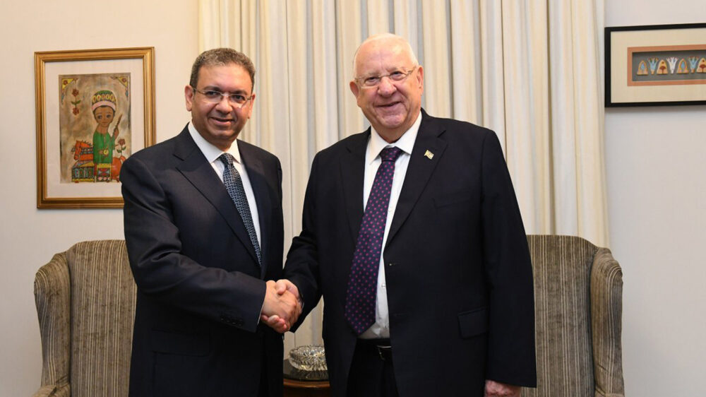 Hofft auf noch bessere Beziehungen: Der israelische Präsident Rivlin gratuliert dem ägyptischen Botschafter zum Nationalfeiertag
