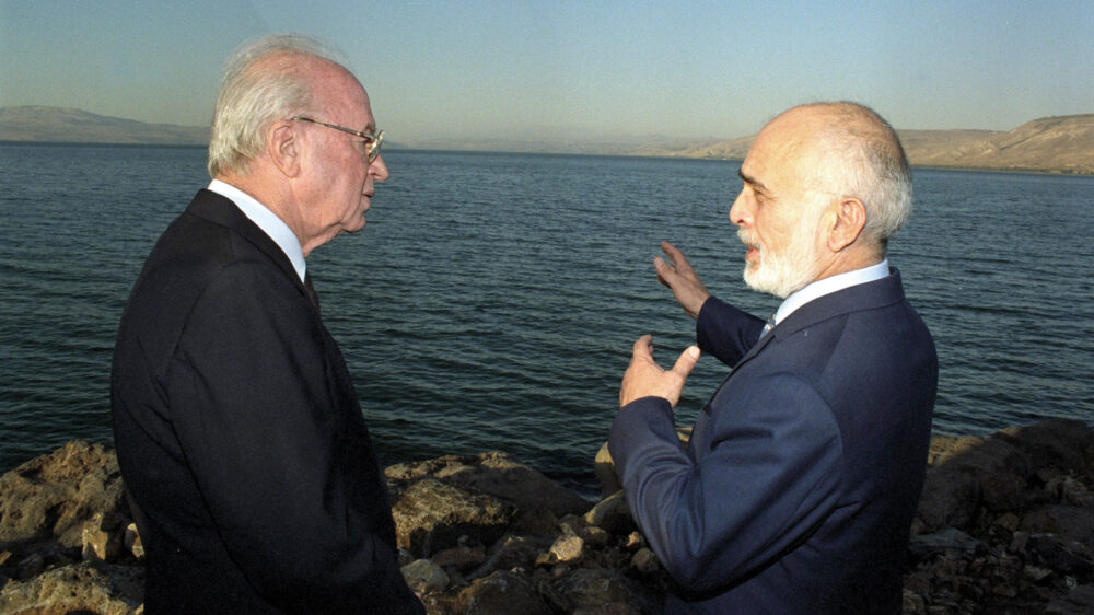 Israels Premier Rabin (l.) und Jordaniens König Hussein 1994 am See Genezareth: Israelische Wasserlieferungen an Jordanien sind ein Kernelement des Friedensvertrages