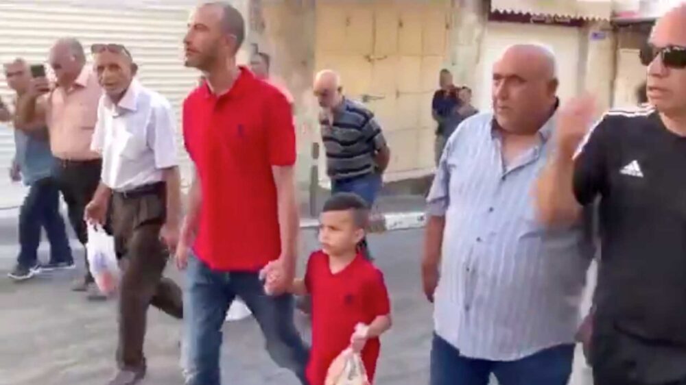 Vater und Sohn auf dem Weg zur Polizeistation – aber nur der Vater war vorgeladen