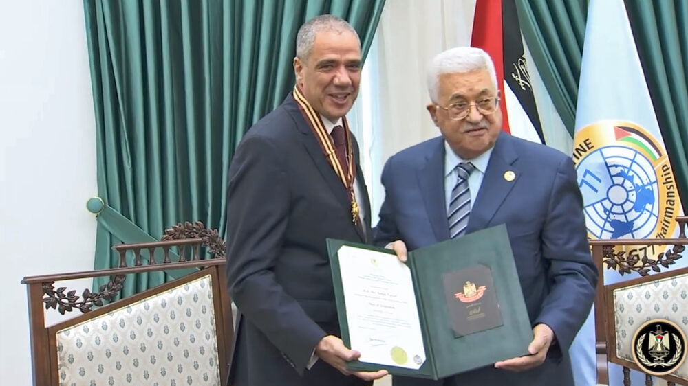 Um den Hals hat der deutsche EU-Diplomat Tarraf die Auszeichnung des PA-Präsidenten Abbas hängen