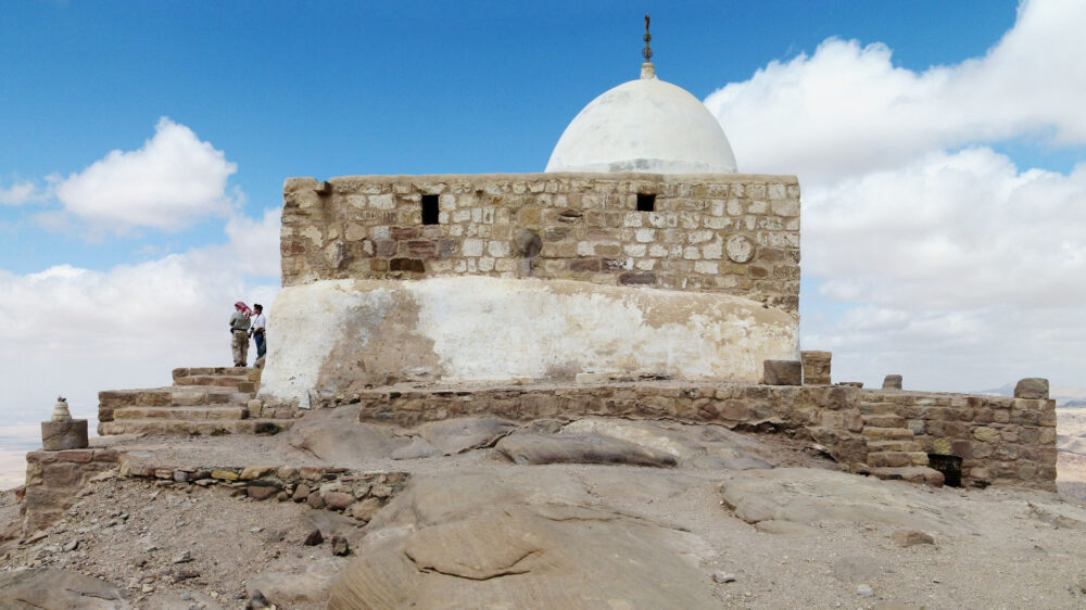 Das Grab von Aaron, dem Bruder des Mose, ist laut der Tradition auf dem Berg Hor in der Nähe von Petra
