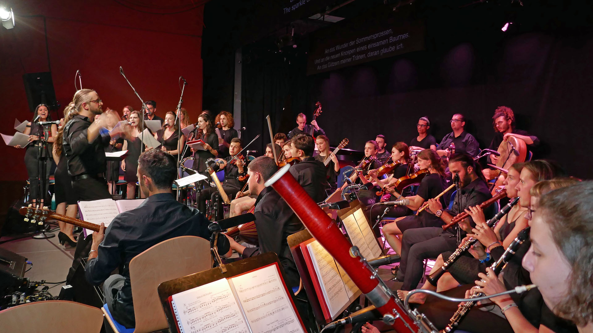 Ungewöhnliche Mischung: Fagott und Klarinetten wie im klassischen Orchester, daneben Block- und Neyflöte