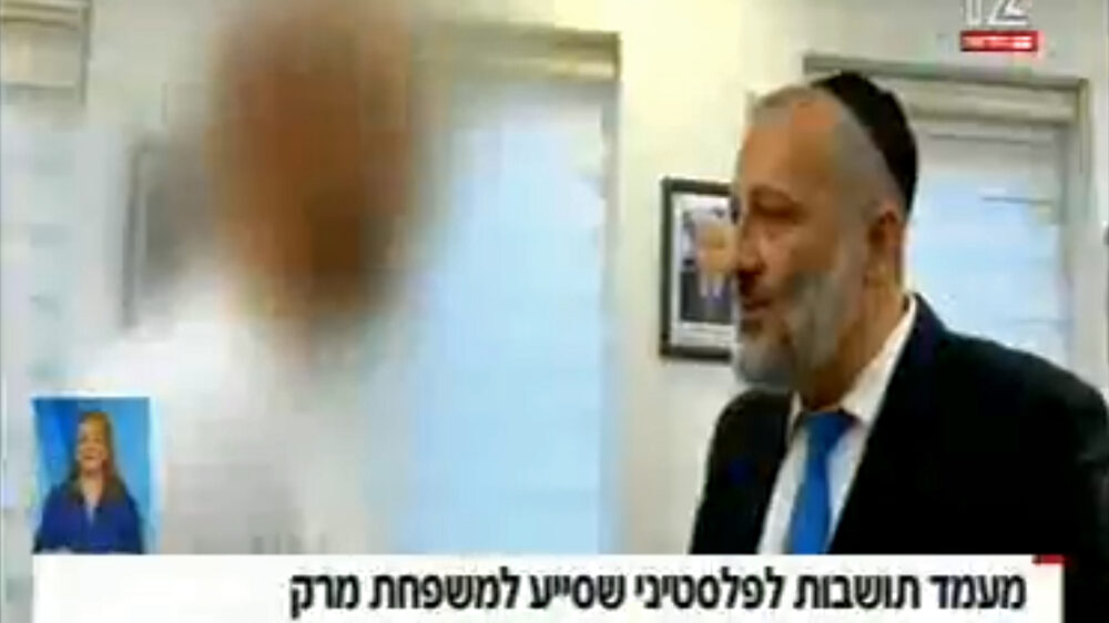 Der unkenntlich gemachte Palästinenser erhält vom israelischen Innenminister Deri seinen Ausweis