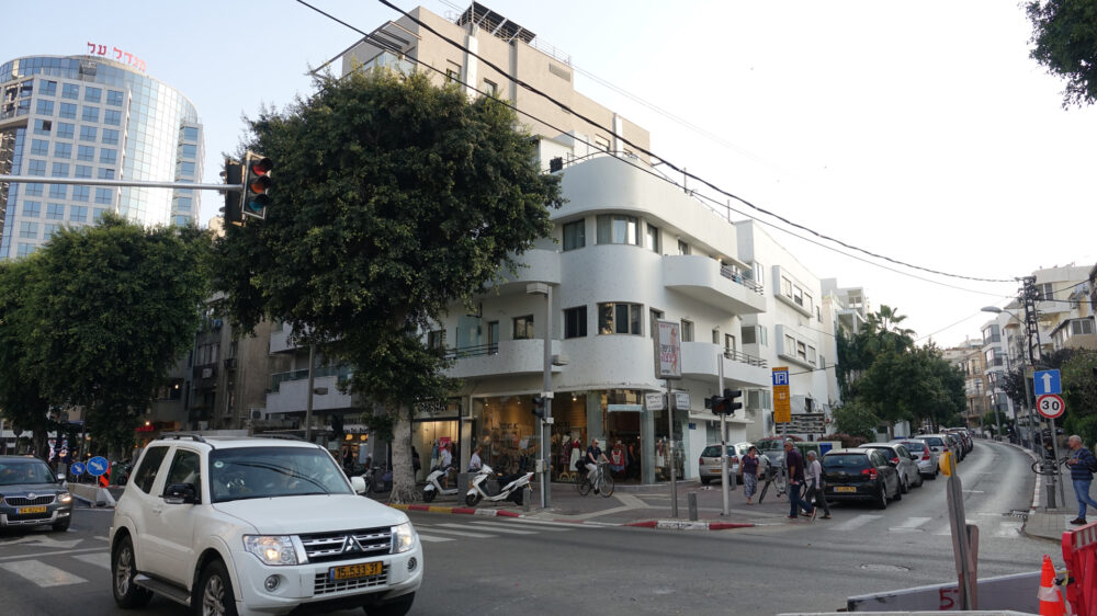 Die herausragende kulturelle Qualität des Bauhaus-Stils in Tel Aviv zeigt sich auch anhand der „Verschmelzung der Gebäude mit ihrem urbanen Umfeld“