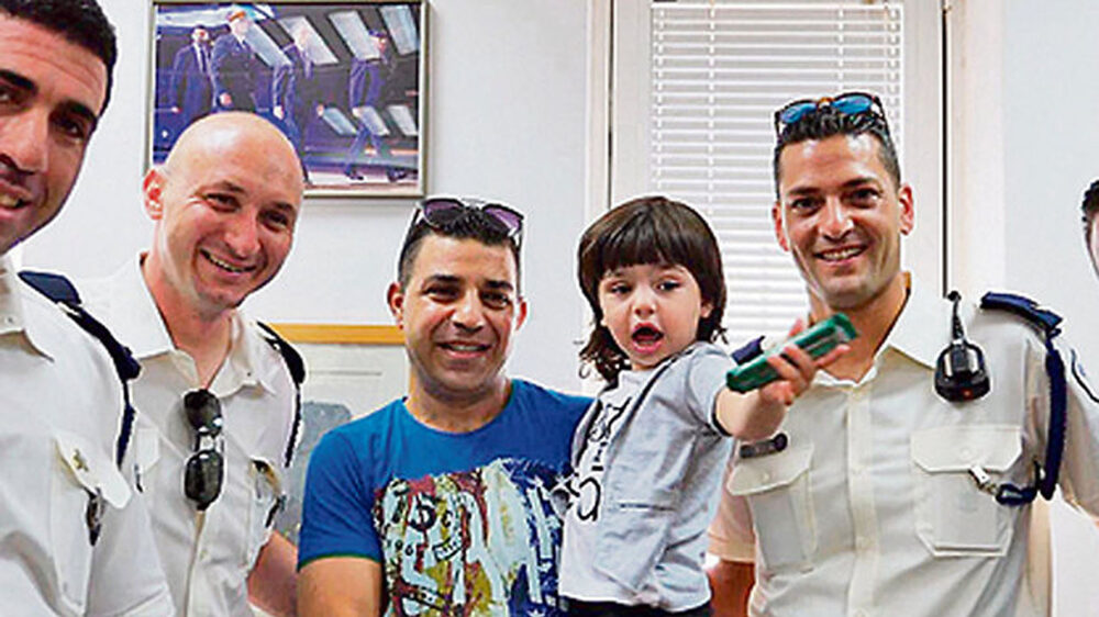 Voller Dankbarkeit: Der kleine Dschud mit seinem Vater und den Rettern in der Knesset