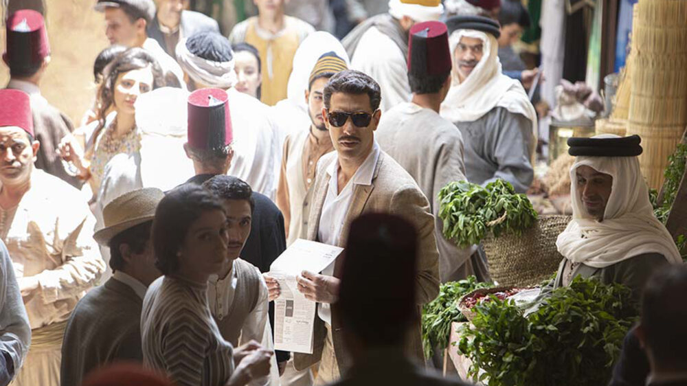 Mit Sonnenbrille: Eli Cohen (Sacha Baron Cohen) ist in der Miniserie „The Spy“ auf einem Markt in Damaskus unterwegs