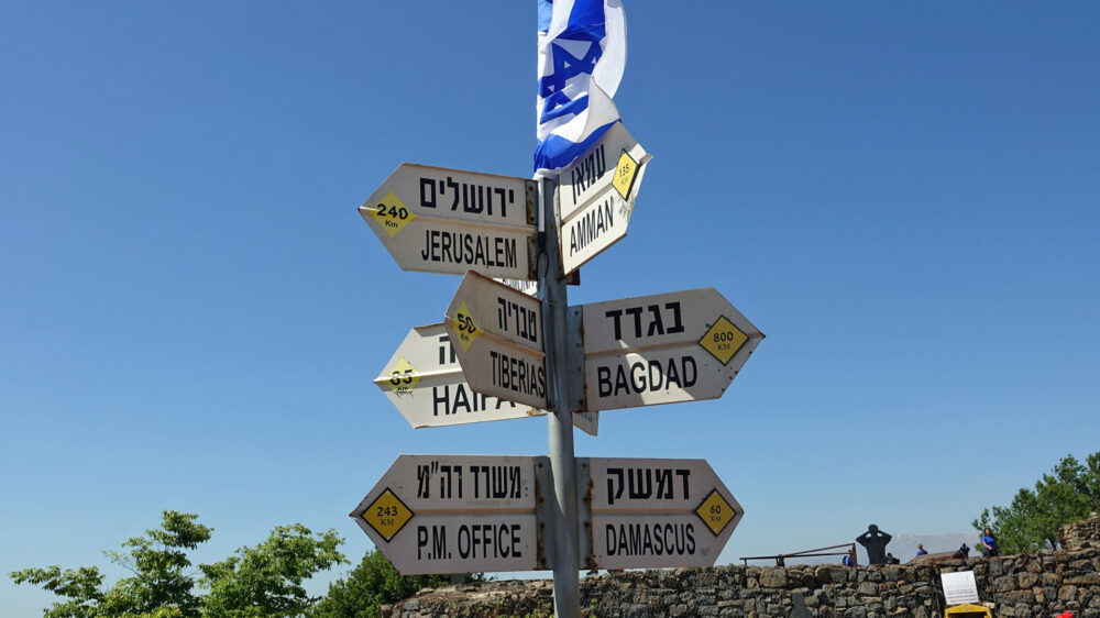 Quo vadis Golan?: Wegweiser auf israelischer Seite der Höhen
