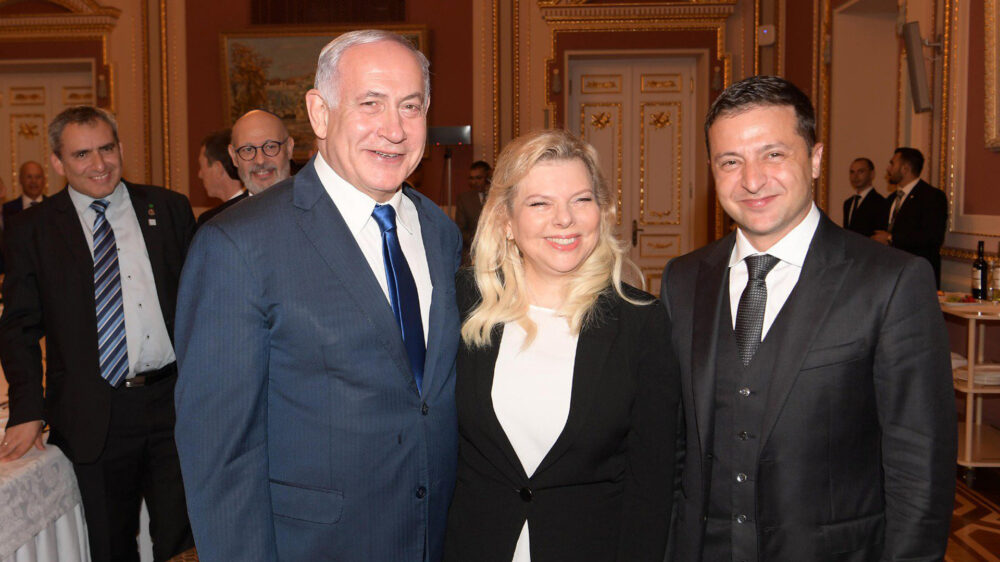 Benjamin Netanjahu mit seiner Frau Sara und dem ukrainischen Präsidenten Wolodimir Selenskij (v.l.n.r.)