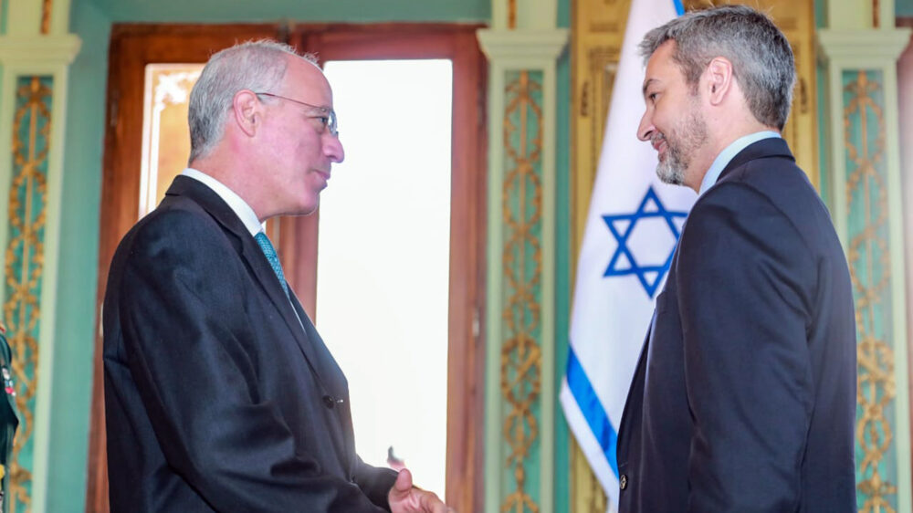 Der neue israelische Botschafter Magen (l.) und der paraguayische Präsident Abdo Benítez
