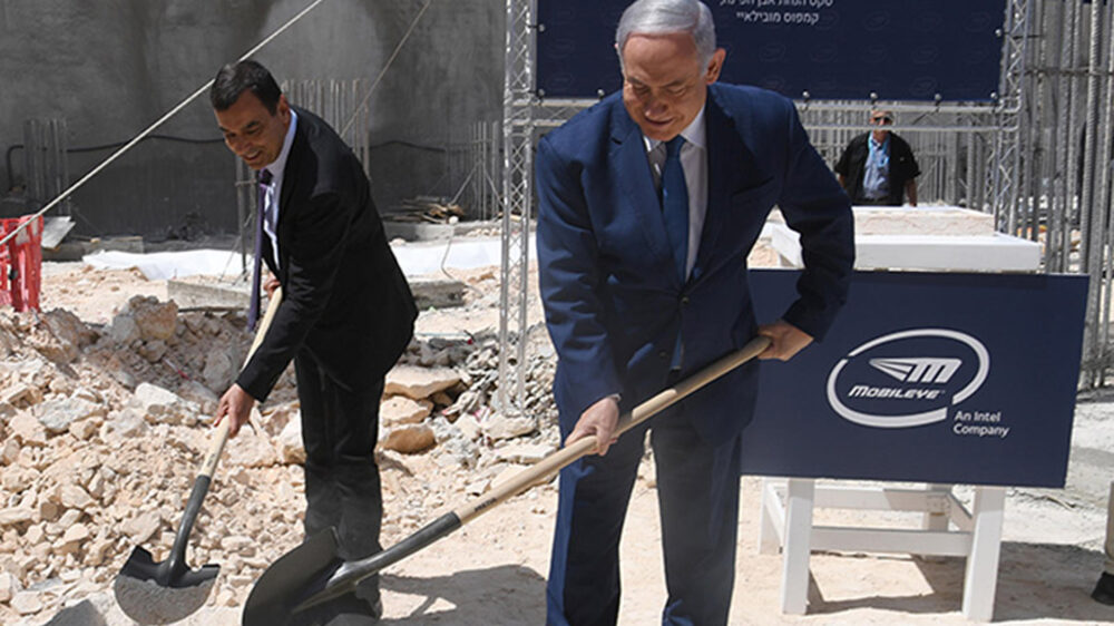 Mobileye-Chef Schaschua und Premier Netanjahu zusammen auf dem Bau: Nach der symbolischen Grundsteinlegung soll hier bis 2022 das neue Forschungs- und Entwicklungszentrum von Mobileye entstehen