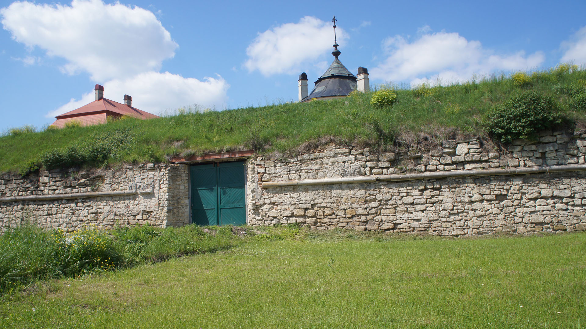 Nicht gekennzeichnetes Massengrab der im Pogrom am 3. Juli 1941 ermordeten Juden außerhalb der Mauer des Schlosses von Solotschiw