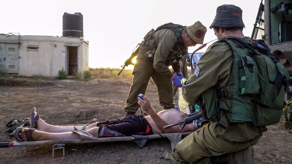 Wo Hilfe nottut: Israelische Soldaten kümmern sich um einen verletzten Syrer
