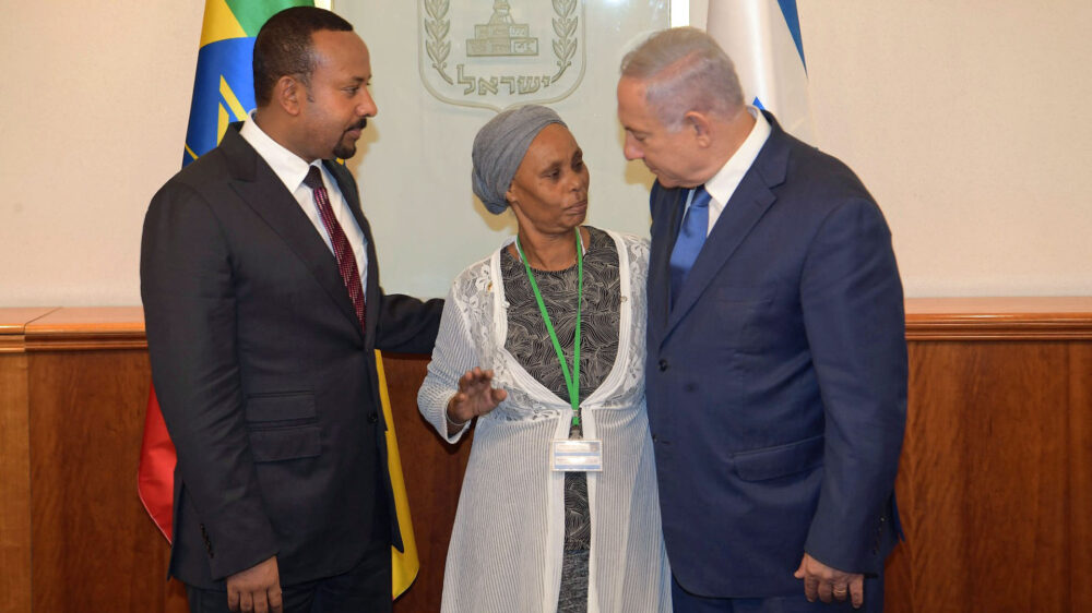 Agernesch Mengistu (Mitte) ist die Mutter des im Gazastreifen vermissten äthiopisch-stämmigen Zivilisten Avra Mengistu. Am Sonntag traf sie Israels Premier Benjamin Netanjahu (r.) und dessen äthiopischen Amtskollegen Abij Ahmed (l.).