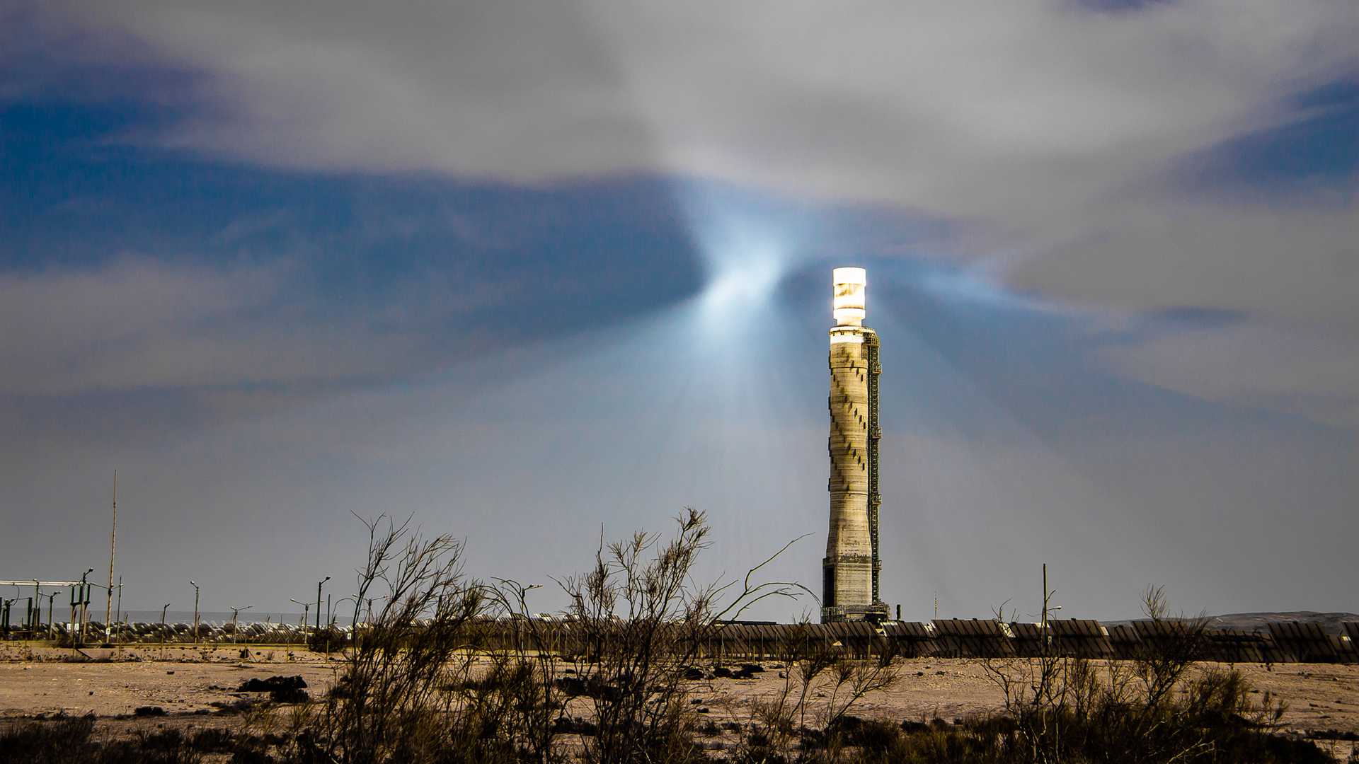 Wie ein Leuchtturm in der Ödnis: Bei Aschalim steht der höchste Solarthermie-Turm der Welt