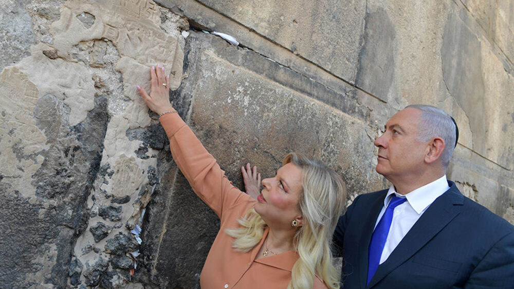 Erntete wegen seiner Rede in Hebron Kritik von verschiedenen Seiten: Premierminister Netanjahu, hier mit seiner Frau Sara
