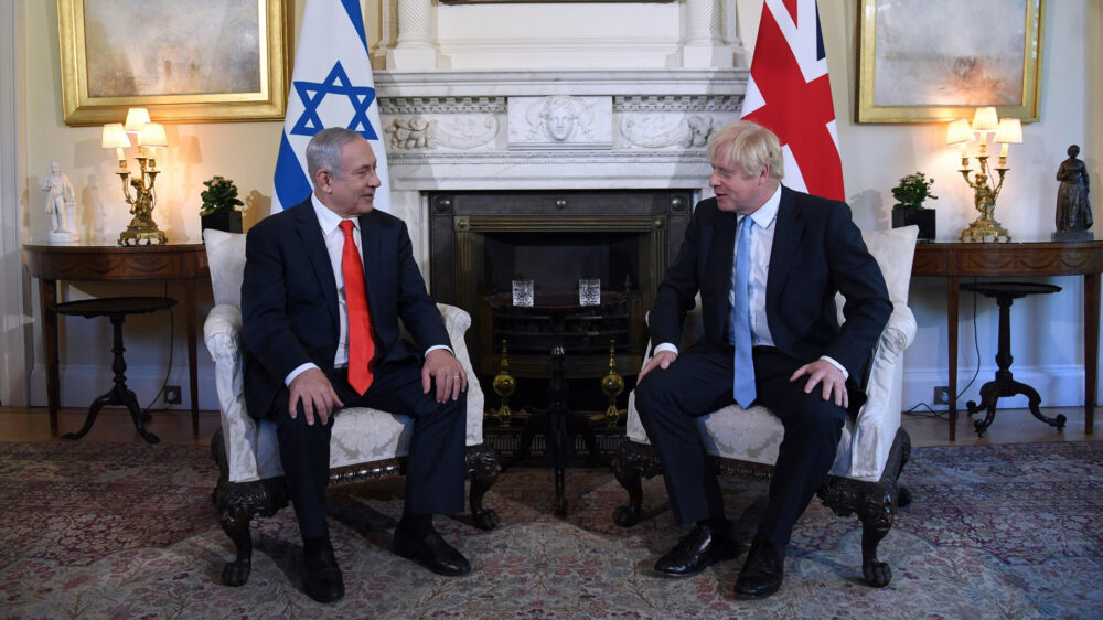 Ein Kamingespräch vor Journalisten: Johnson heißt Netanjahu in seinem Amtssitz willkommen