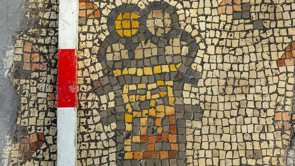 Ein Mosaik in der byzantinischen Kirche in Hippos zeigt einen Brotkorb