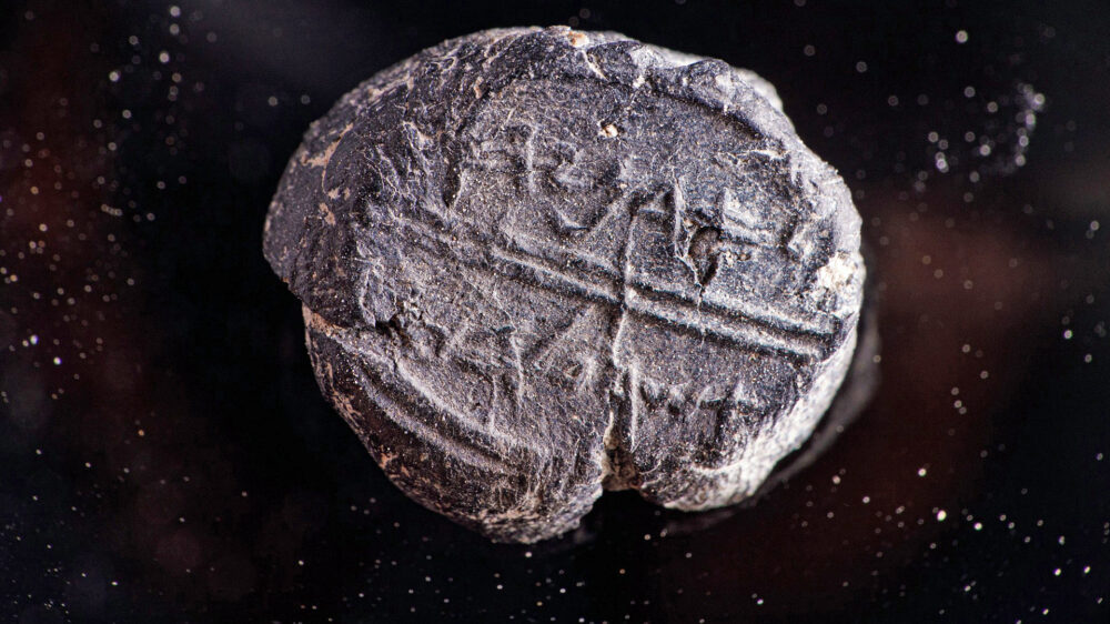 Das kleine Siegel wurde beim Durchsieben von archäologischem Schutt entdeckt