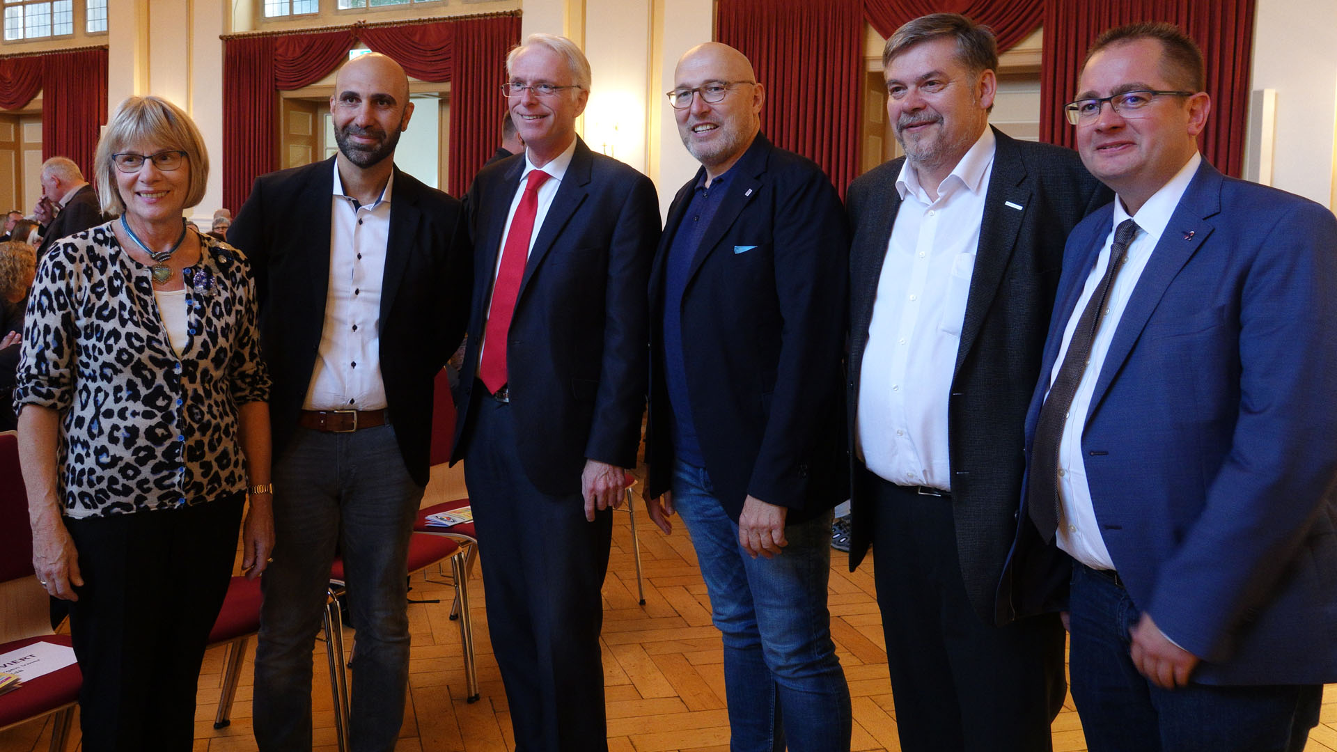 Bei dem Vortrag waren politische Vertreter von Kreis- und Landtagsebene vor Ort (v.l.n.r.): Kreistagsvorsitzende Elisabeth Müller, Autor Ahmad Mansur, Sozialdezernent Stephan Aurand, Jörg Michael Müller (MdL), Abteilungsleiter Soziales und Integration im Lahn-Dill-Kreis Klaus Schreiner, Frank Steinraths (MdL)