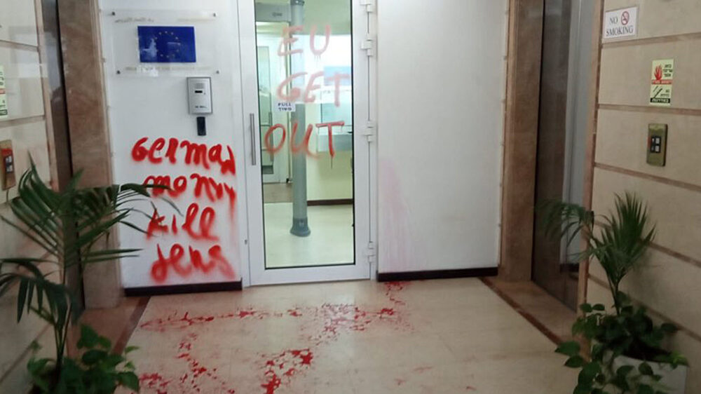 In blutroter Farbe: die Hass-Graffiti am Eingang der Botschaft