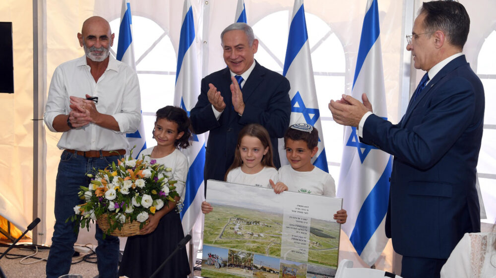 Der Vorsitzende des Regionalrats für das Jordantal, David Elhajani (l.), feiert mit Premierminister Netanjahu und Kabinettssekretär Zachi Braverman (r.) die Legalisierung des Siedlungsaußenpostens Mevo'ot Jericho