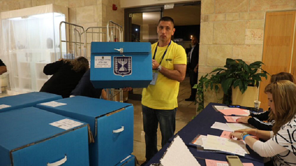 Das Handwerk der Demokratie: In den Paketen warteten die abgegebenen Wahlzettel auf ihre Auszählung