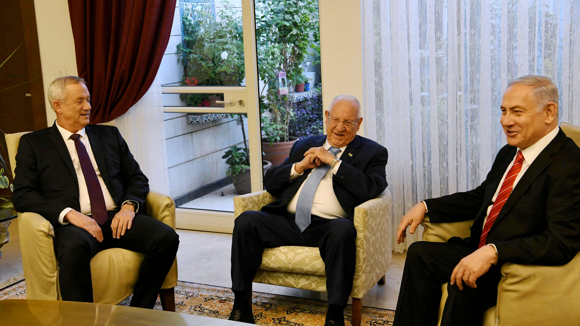 Verhandlungen in der Präsidentenresidenz: Am Mittwochnachmittag hoffte Rivlin (Mitte) noch auf die Bildung einer Einheitsregierung mit Netanjahu (r.) und Gantz