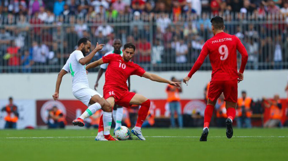 Im Regen und ohne Tore: Die erste Begegnung zwischen der saudischen und palästinensischen Fußballmannschaft im Westjordanland