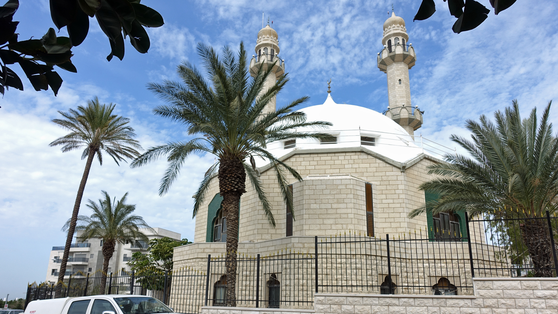 Die Mahmud-Moschee beherrscht mit ihren 34 Meter hohen Minaretten das Bild von Kababir