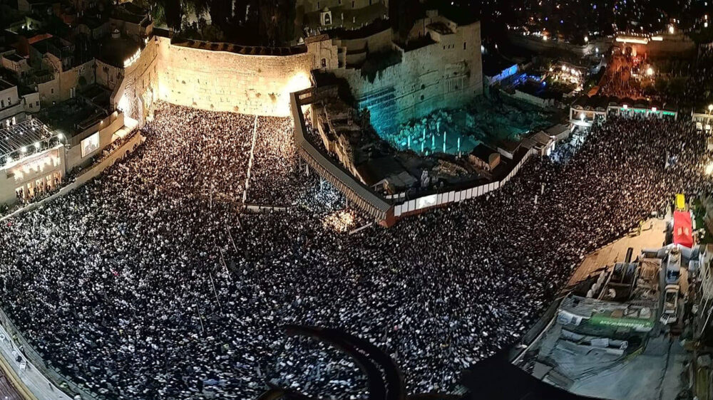 Am Montag nach Mitternacht kamen etwa 100.000 Menschen für die Bußgebete zur Klagemauer