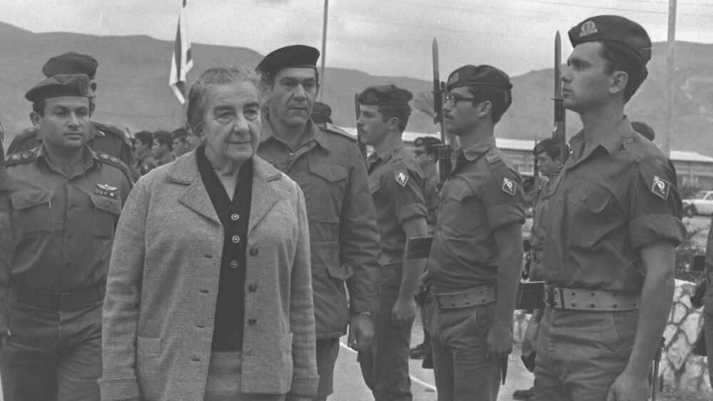 Die damalige Regierungschefin Meir 1972 bei einem Truppenbesuch