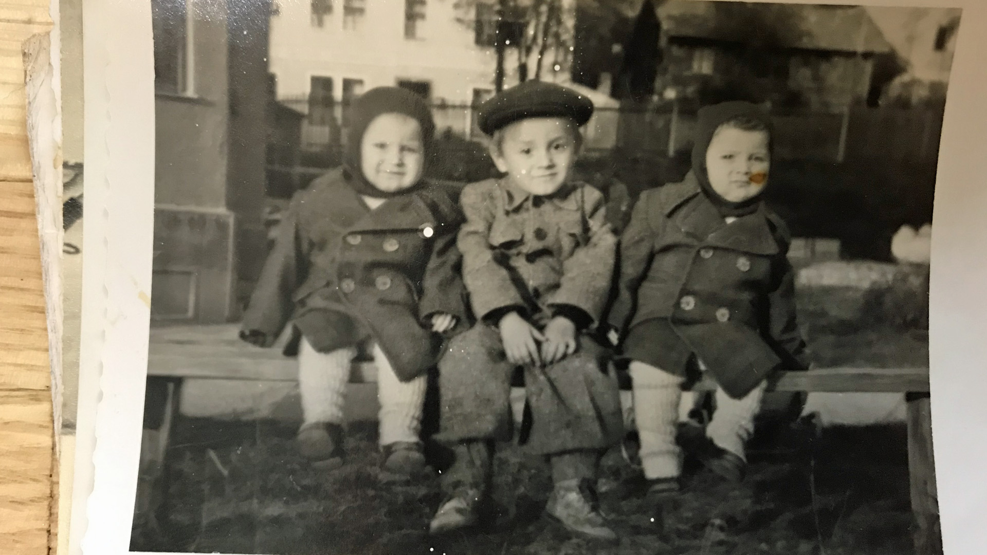 Yossi und sein Zwillingsbruder zusammen mit ihrem großen Bruder auf einer Bank im DP-Camp Eichstätt Ende der 1940er Jahre